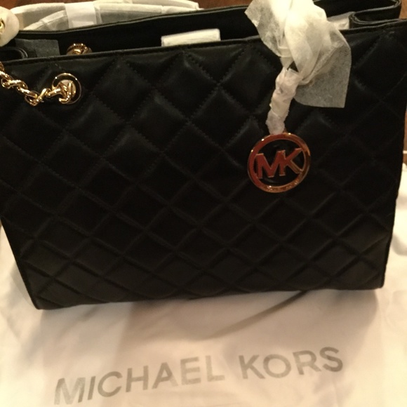 Authentic Michael Kors Savannah Shoulder Bag - Picture 2 of 2